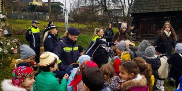 Polițiștii îi așteaptă pe cei peste 3.000 de copii care s-au anunțat cu colindul la Crăciun în Satu’ de pe Deal 