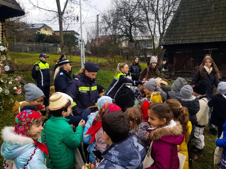 Polițiștii îi așteaptă pe cei peste 3.000 de copii care s-au anunțat cu colindul la Crăciun în Satu’ de pe Deal 