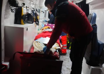 Intervenție Salvamont în Vișeu de Jos. Femeie cu probleme medicale, evacuată dintr-o zonă greu accesibilă