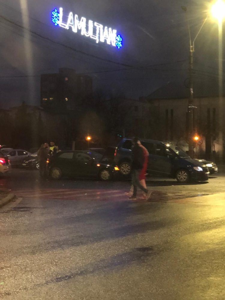 Accident lângă Vivo Baia Mare. Trei mașini implicate într-un carambol