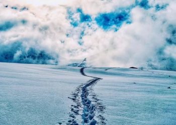 Iarna a sosit în Munții Rodnei. Culmi acoperite de zăpadă și peisaje de poveste