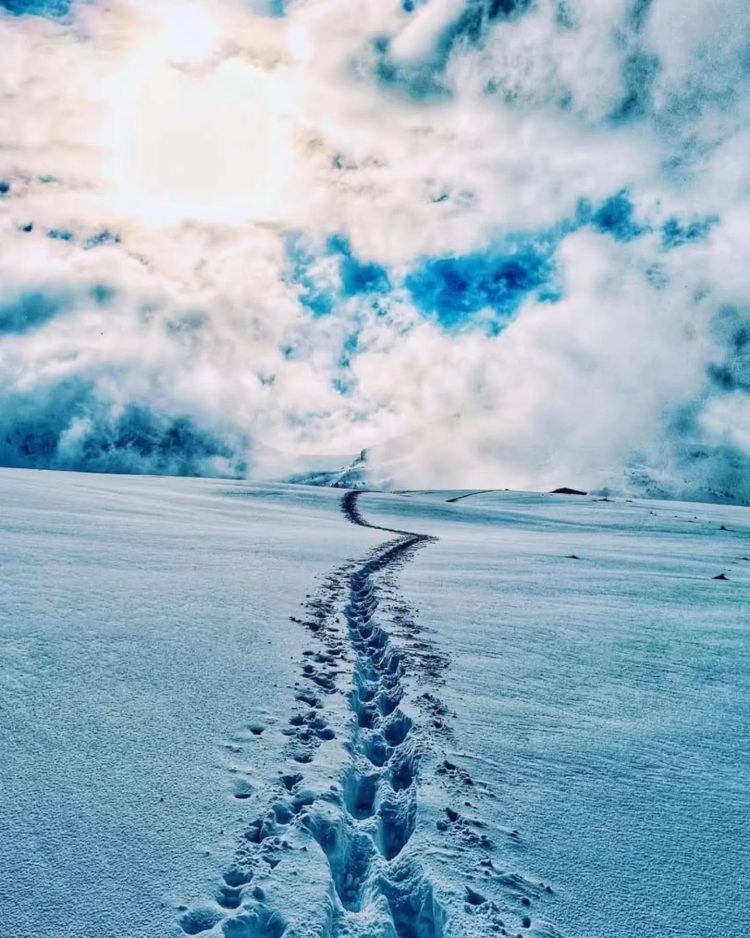 Iarna a sosit în Munții Rodnei. Culmi acoperite de zăpadă și peisaje de poveste