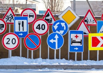 Atenție șoferi, se montează indicatoare noi la intersecția străzii Simion Bărnuțiu cu strada Someșului din Baia Mare