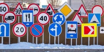 Atenție șoferi, se montează indicatoare noi la intersecția străzii Simion Bărnuțiu cu strada Someșului din Baia Mare