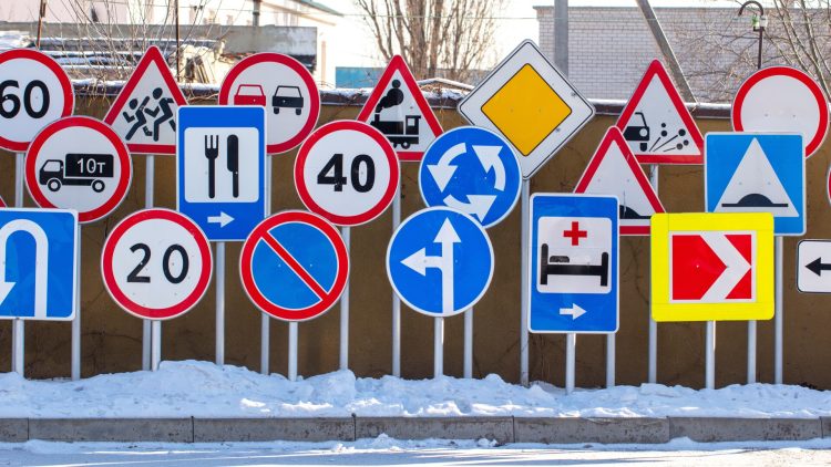 Atenție șoferi, se montează indicatoare noi la intersecția străzii Simion Bărnuțiu cu strada Someșului din Baia Mare