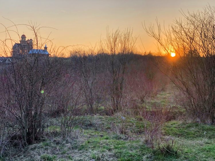 Noaptea în care Dumnezeu a ales să fie cu noi