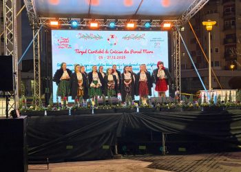 Moment emoționant la Târgul Caritabil de Crăciun: colinde tradiționale interpretate de educatoarele Creșei Baia Mare