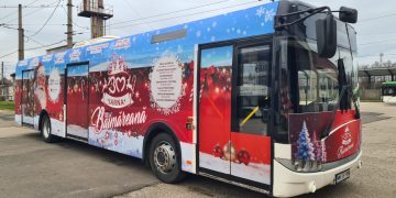 Autobuzul lui Moș Crăciun pornește la drum prin Baia Mare. Magie pe roți până în 31 decembrie