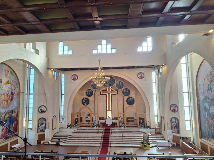 Reuniunea Mariană „Regina Cerului”, o seară de rugăciune și reflecție la Biserica Sfânta Cruce din Baia Mare