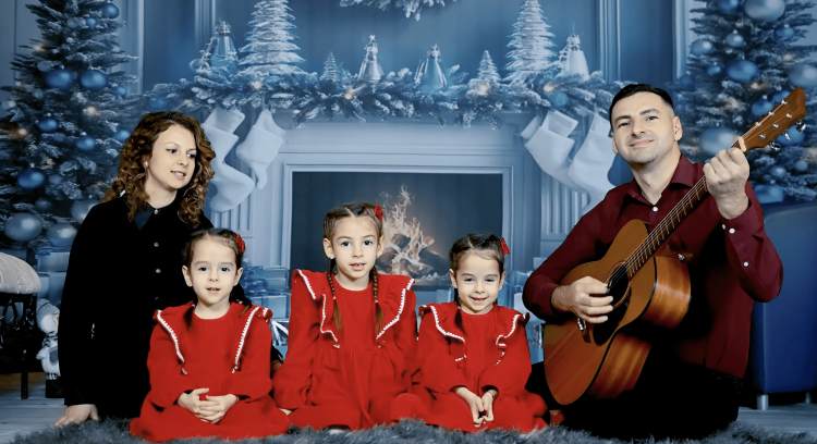 Colind din suflet de Maramureș: fetele lui Florin Gherman aduc tradiția mai aproape de oameni