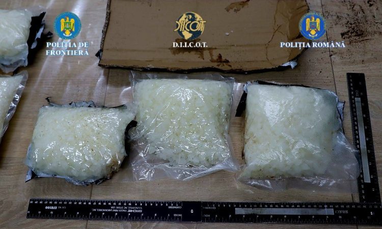 Captură uriașă la Sighetu Marmației. 5 kg de droguri de mare risc, trei traficanți arestați – galerie foto