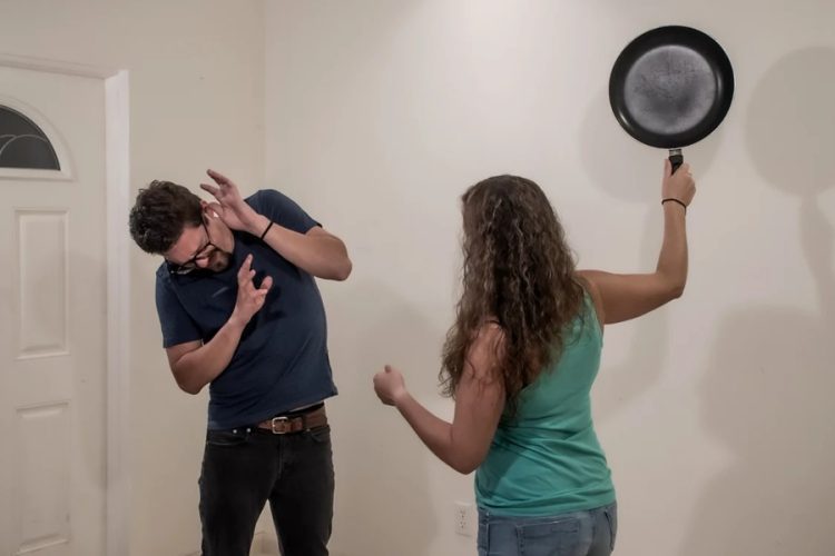 Scandal în familie la Poienile de Sub Munte. O femeie agresivă s-a ales cu ordin de protecție emis