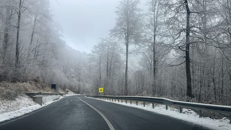 Vreme de iarnă și condiții dificile de trafic în Maramureș. Recomandări pentru șoferi