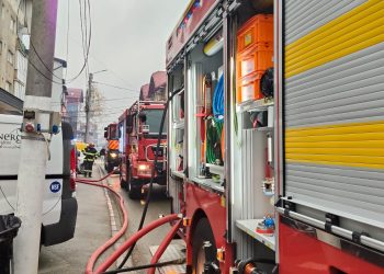 Imagini de la incendiul care a cuprins o garsonieră de la etajul 4 al unui bloc din Borșa