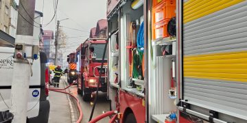 Imagini de la incendiul care a cuprins o garsonieră de la etajul 4 al unui bloc din Borșa