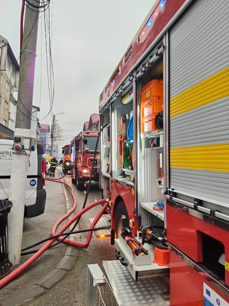 Imagini de la incendiul care a cuprins o garsonieră de la etajul 4 al unui bloc din Borșa