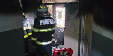 Imagini de la incendiul care a cuprins o garsonieră de la etajul 4 al unui bloc din Borșa