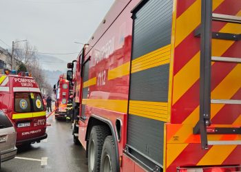 Imagini de la incendiul care a cuprins o garsonieră de la etajul 4 al unui bloc din Borșa