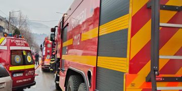 Imagini de la incendiul care a cuprins o garsonieră de la etajul 4 al unui bloc din Borșa