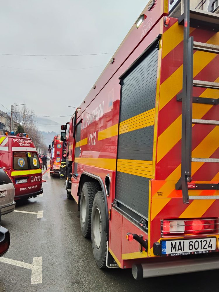 Imagini de la incendiul care a cuprins o garsonieră de la etajul 4 al unui bloc din Borșa