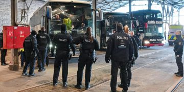 Control masiv la autocare în Germania: gălețile cu carne aflate printre bagaje i-au băgat în alertă pe polițiști