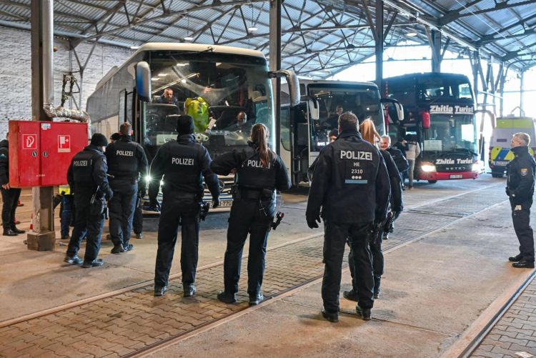 Control masiv la autocare în Germania: gălețile cu carne aflate printre bagaje i-au băgat în alertă pe polițiști