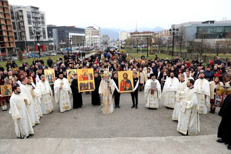 15.000 de sticle cu Aghiasmă Mare pregătite la Catedrala Episcopală din Baia Mare, de Boboteaza 2026
