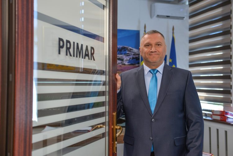 Primarul din Maramureș care se bucură că ninge