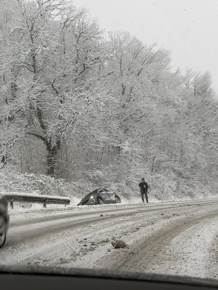 Iarna nu-i ca vara! Val de accidente din cauza zăpezii