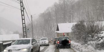 Atenție! Circulație îngreunată pe D.J. 184 în Cavnic din cauza aglomerației și a ninsorii