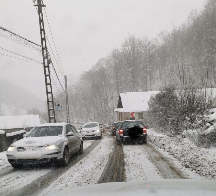 Atenție! Circulație îngreunată pe D.J. 184 în Cavnic din cauza aglomerației și a ninsorii