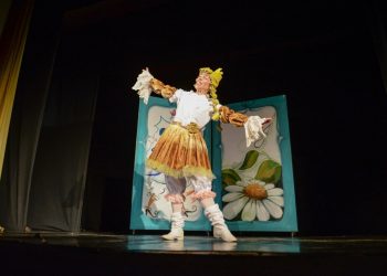 Invitație la Teatrul de păpuși la un spectacol pentru cei mici