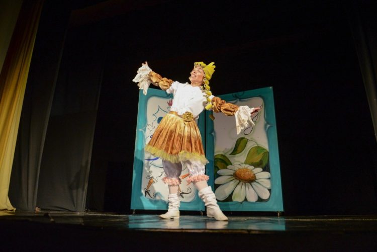 Invitație la Teatrul de păpuși la un spectacol pentru cei mici