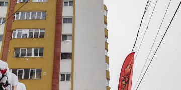 Pericolul vine din cer pe Bulevardul Traian din Baia Mare