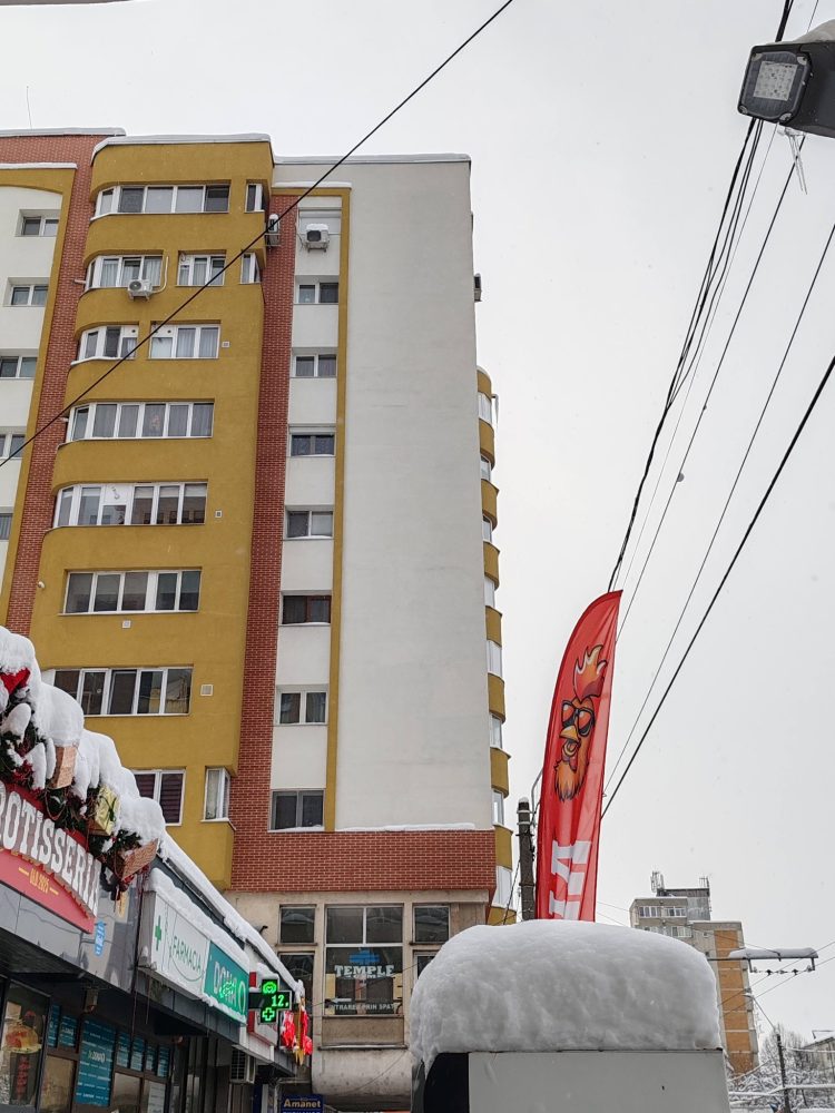 Pericolul vine din cer pe Bulevardul Traian din Baia Mare