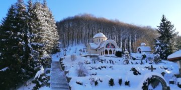 Cum își cheamă la rugăciune credincioșii un cunoscut preot din Maramureș