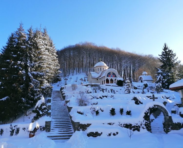 Cum își cheamă la rugăciune credincioșii un cunoscut preot din Maramureș