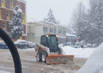 Se poate mai rău: Deszăpezire făcută cu „cutii de chibrituri sau cu lopeți”