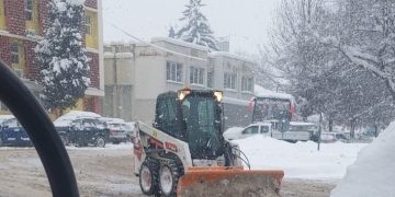 Se poate mai rău: Deszăpezire făcută cu „cutii de chibrituri sau cu lopeți”