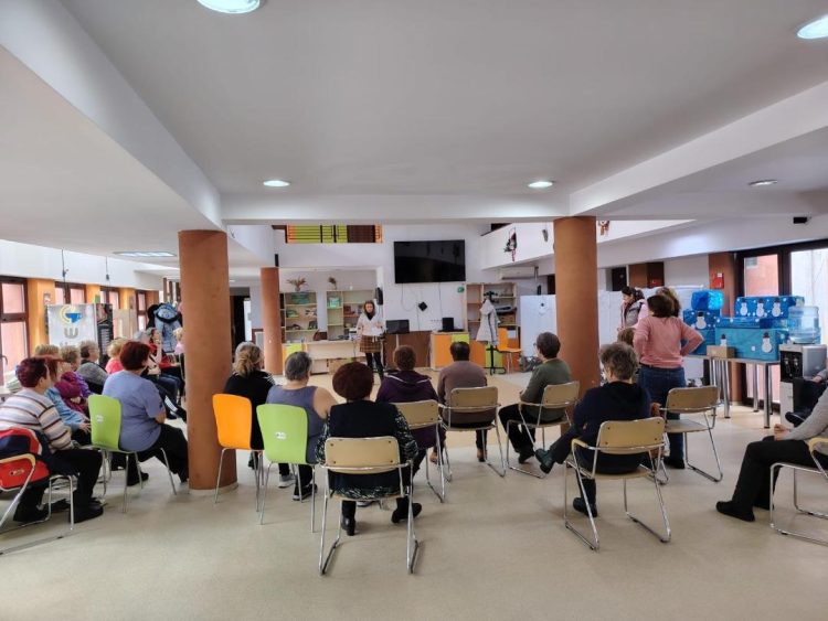 Bunicile din Baia Mare, învățate cum să se ferească de fraudele on-line