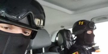 Și-a filmat iubita minoră în timp ce făceau sex. Azi a fost reținut de mascați