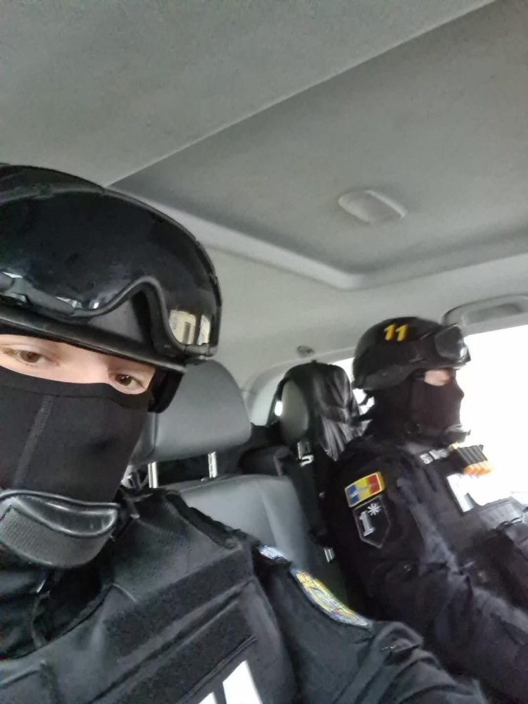 Și-a filmat iubita minoră în timp ce făceau sex. Azi a fost reținut de mascați