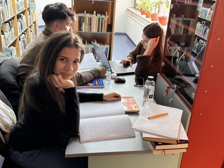 FOTO: Biblioteca Judeţeană „Petre Dulfu” Baia Mare, refugiu pentru studenții aflați în sesiune