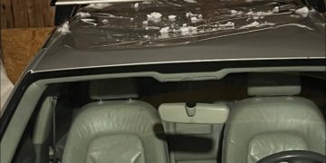 Mașina unui băimărean grav avariată de zăpada căzută de pe o clădire