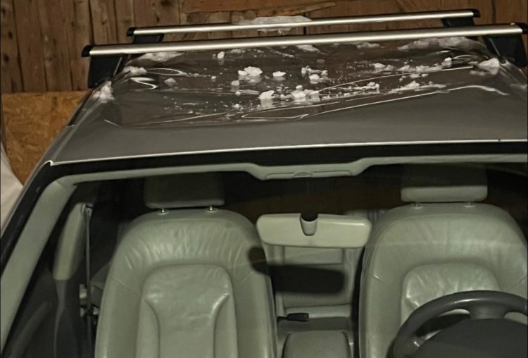 Mașina unui băimărean grav avariată de zăpada căzută de pe o clădire