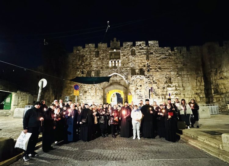 Curaj sau credință neclintită? Grup de pelerini din Maramureș a asistat la Sfânta și Dumnezeiasca Liturghie la Biserica Sfântului Mormânt