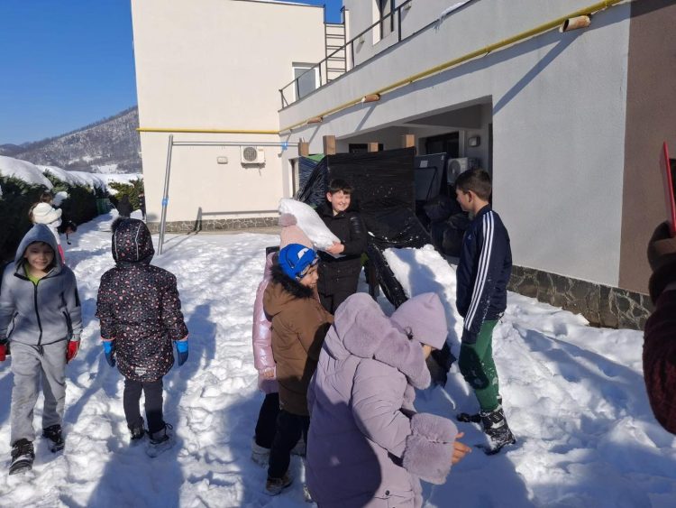 FOTO: Bucuria iernii, trăită la centrele Direcției de Asistență Socială Baia Mare