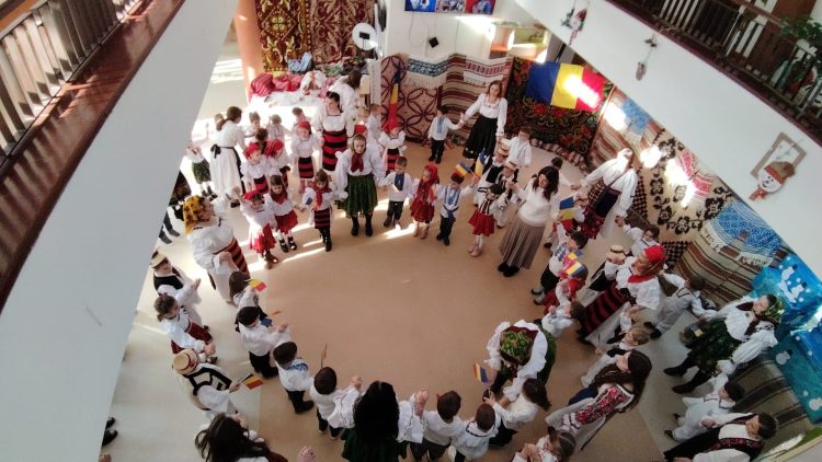 Baia Mare a dat mână cu mână pentru Unire: educație, emoție și tradiție la „Rivulus Pueris”