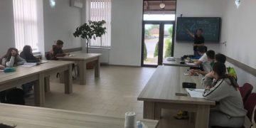 Primar din Maramureș pune la bătaie sala de ședințe a primăriei pentru meditațiile gratuite ale copiilor din comună