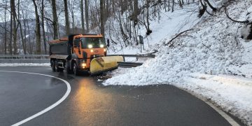 FOTO: Atenție șoferi, avalanșă pe DN 18 în Pasul Gutâi!